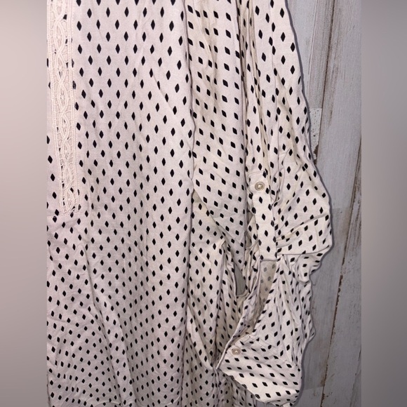 COPY - Lane Bryant Woman's Blouse Rolled Tab Long Sleeves Size 28 NWT - Picture 4 of 13